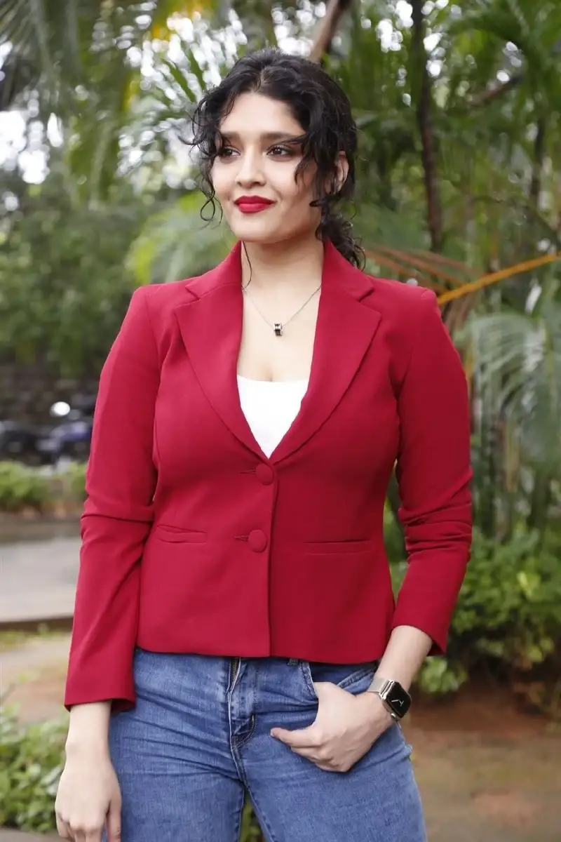 INDIAN ACTRESS RITIKA SINGH SMILING IN RED TOP BLUE JEANS 19